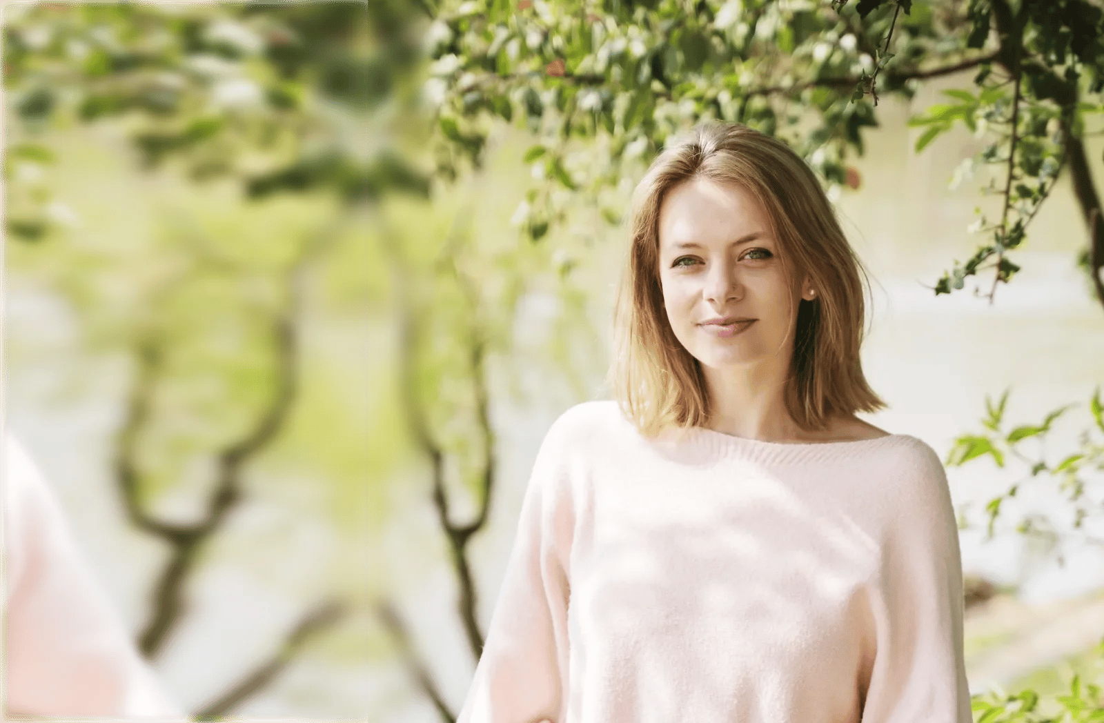 Charline Gervaise, souriante, en extérieur