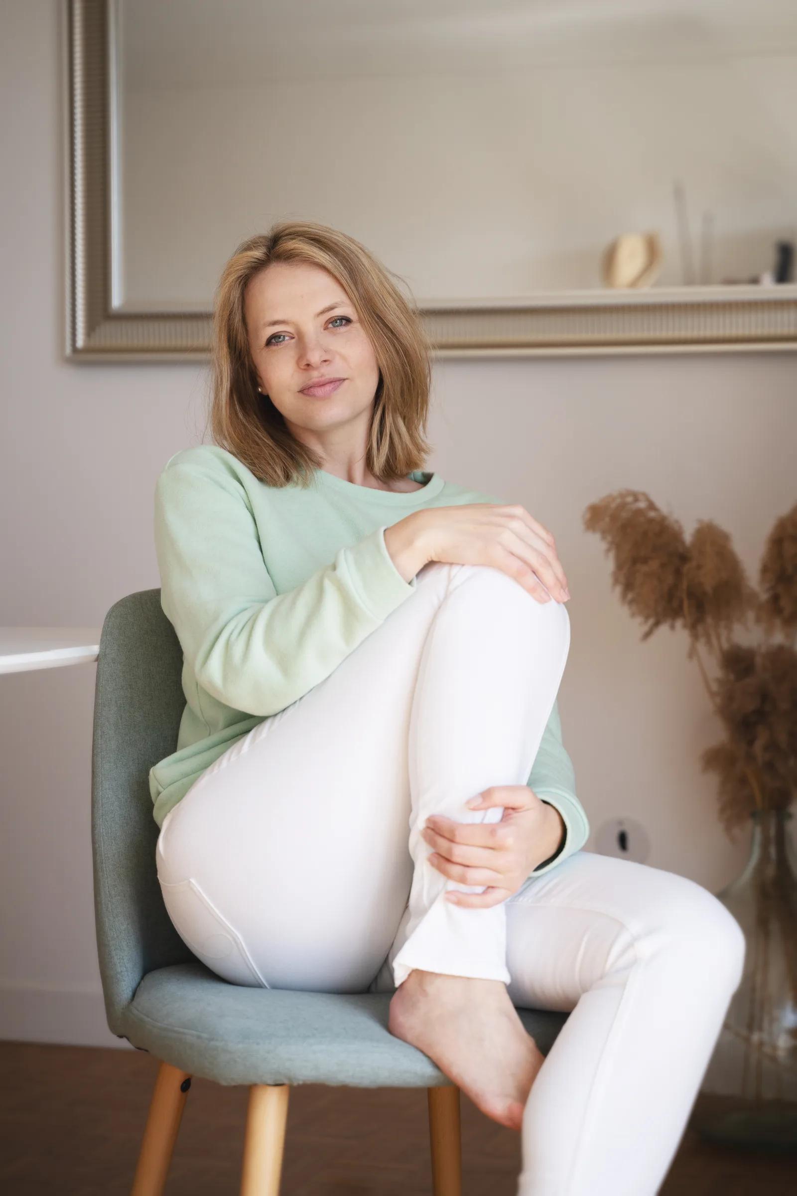 Charline Gervaise assise dans son bureau