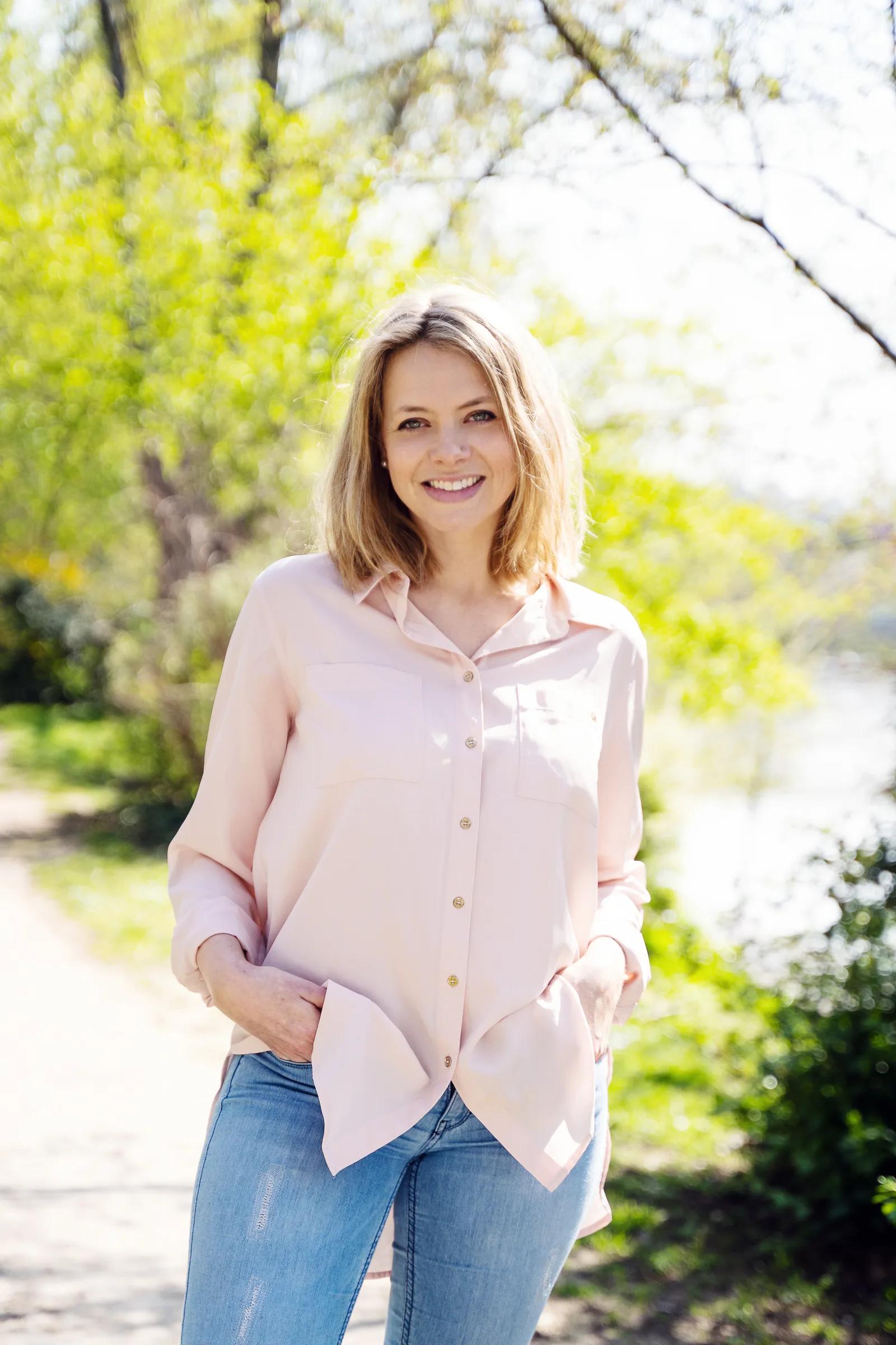 Charline Gervaise, debout et souriante, en extérieur
