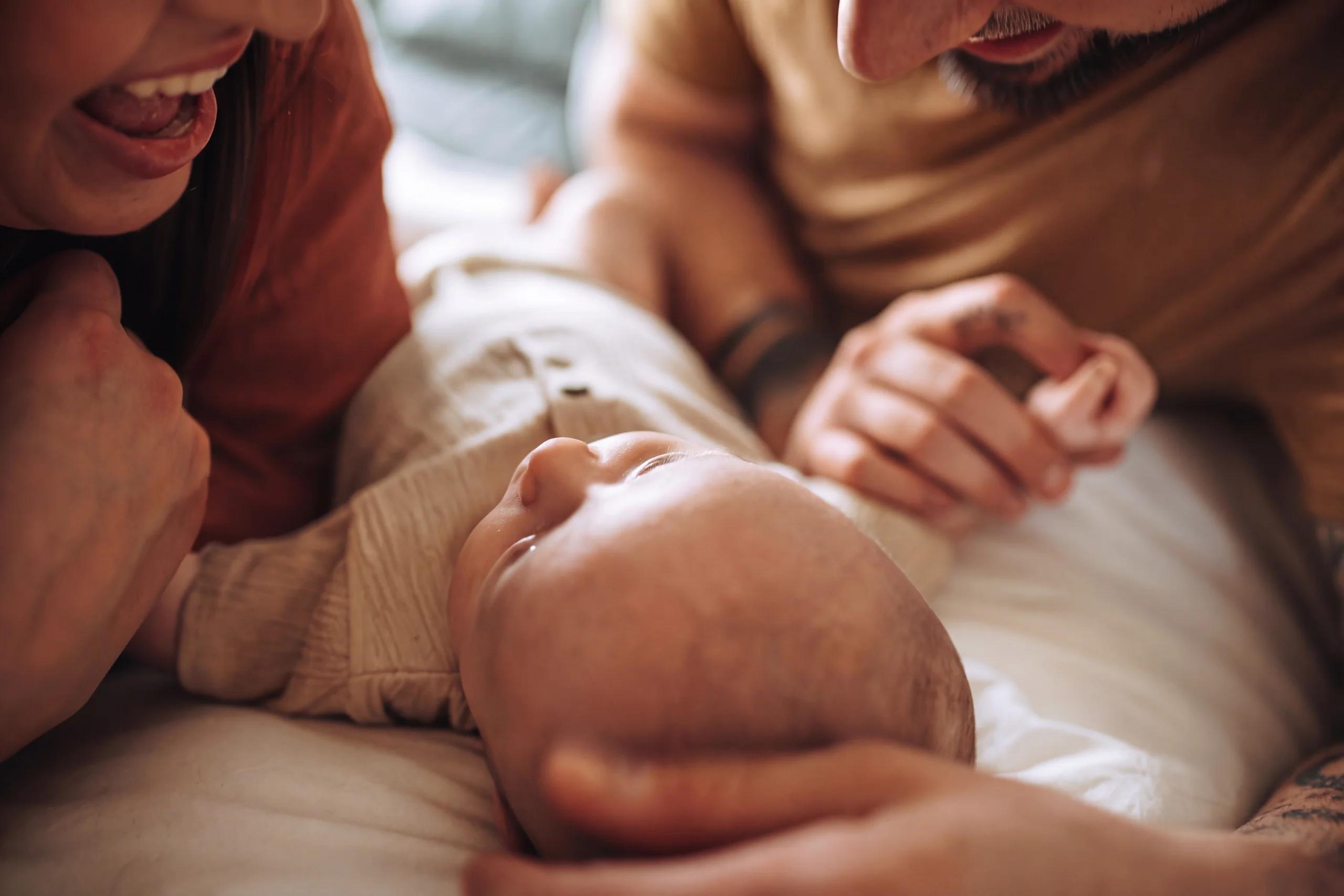 Parents penchés sur leur nouveau-né